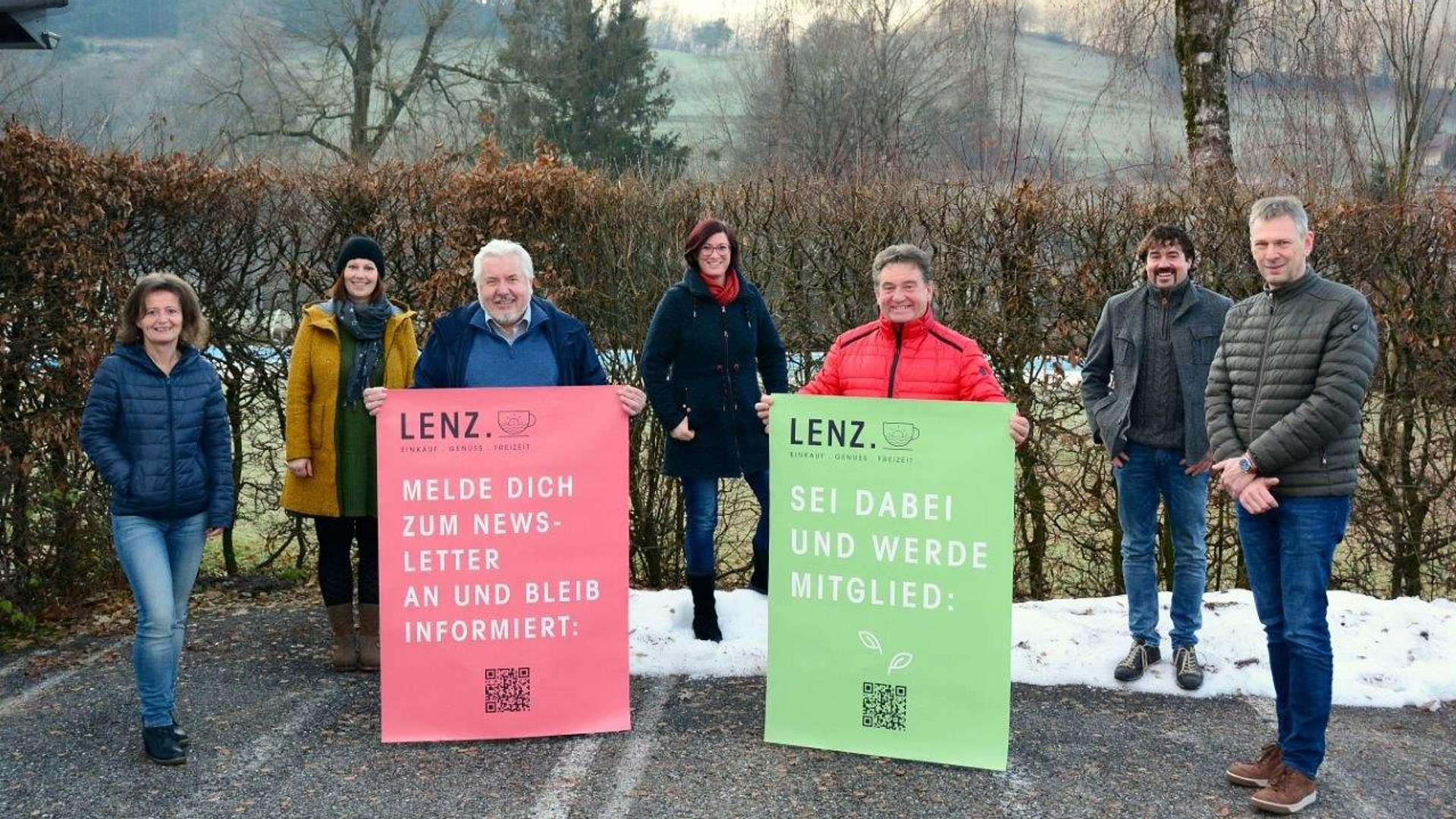 Gruppenfoto der Genossenschaft ""Regional-Genial-Gaflenztal" halten verschiedene Plakate