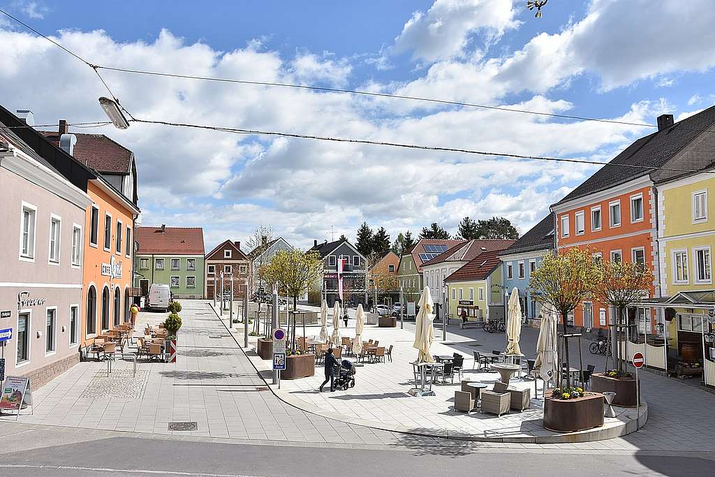Ansicht des Marktplatzes der Stadt Gallneukirchen mit Häuserfassaden und Gastgärten