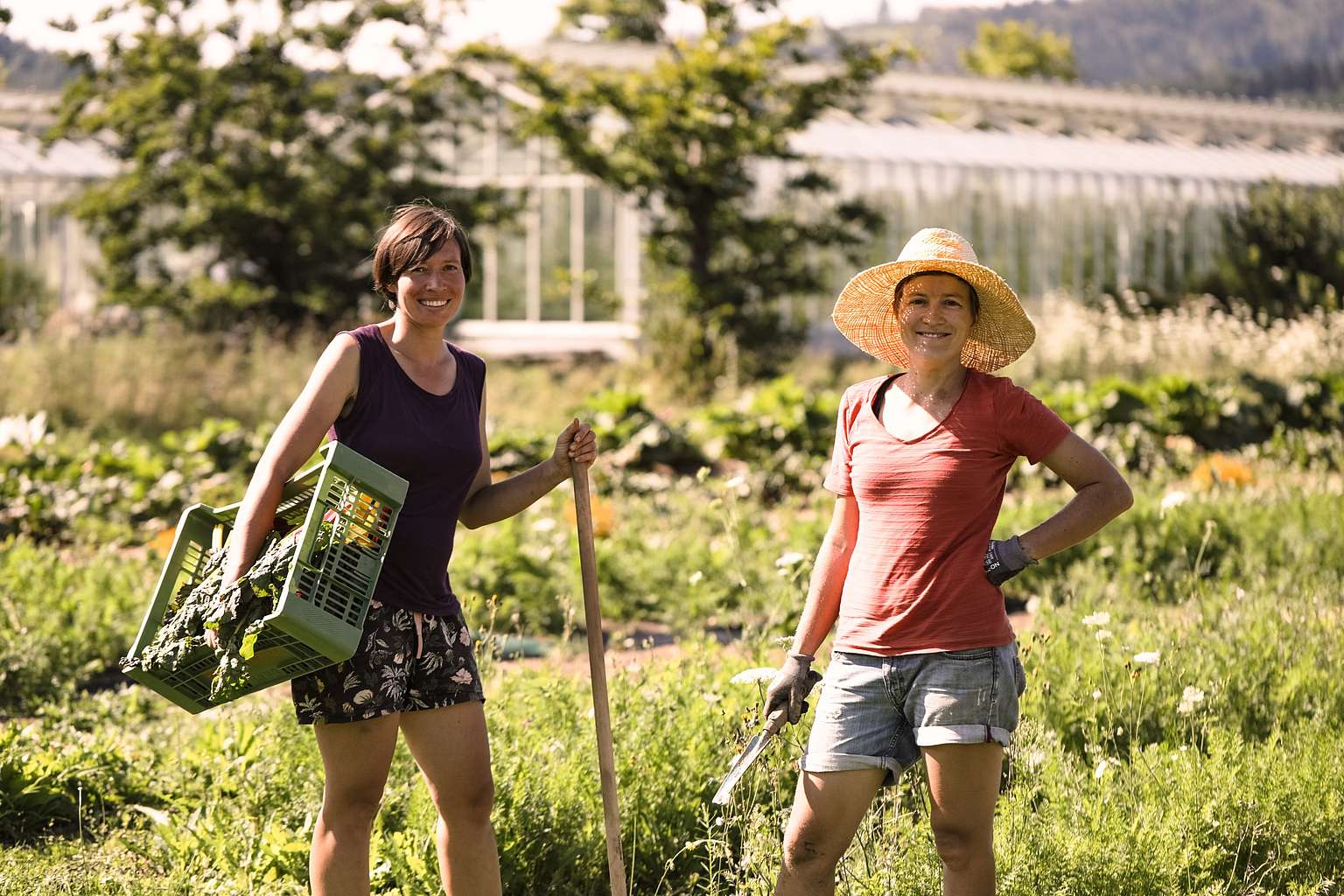 2 Frauen von der SoLaWi Almgrün - Biogemüse aus solidarischer Landwirtschaft