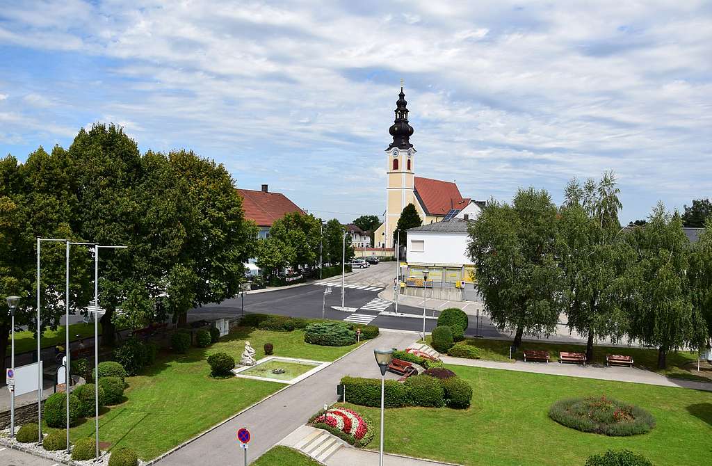 Park und Kirche in der der Gemeinde Gunskirchen