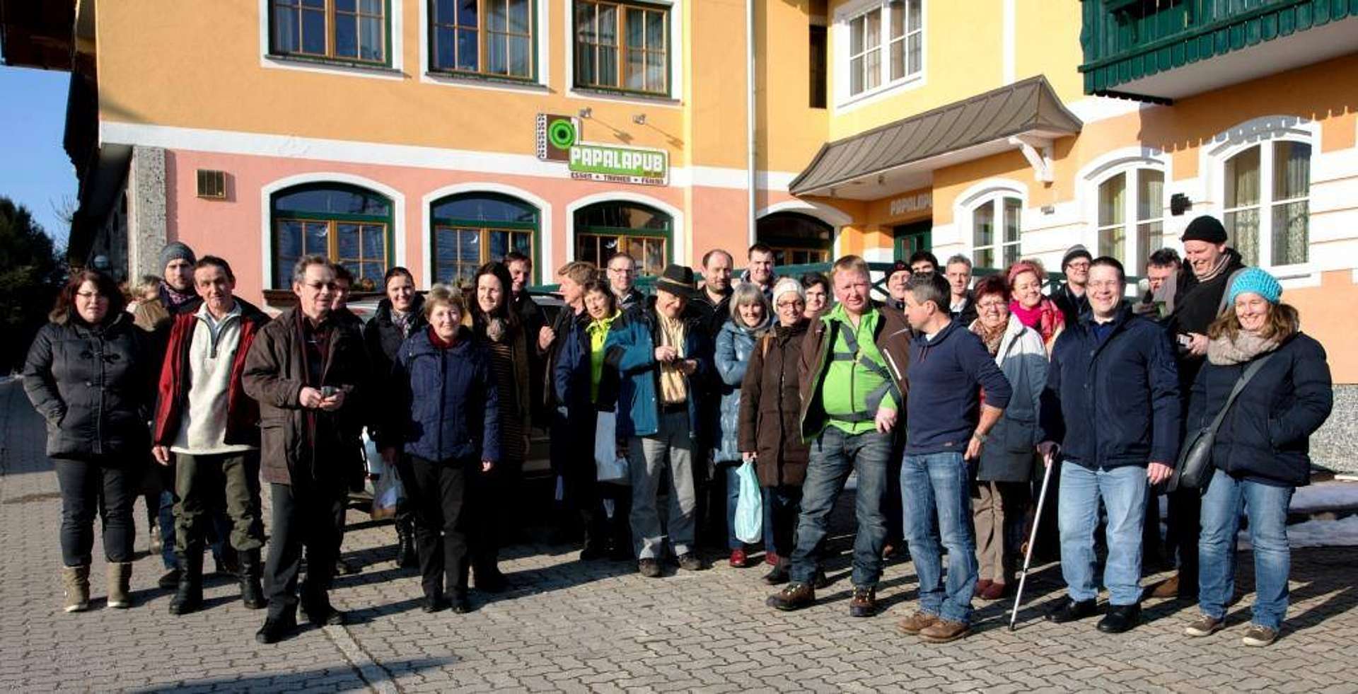 Gruppenfoto der ca. 40 Teilnehmerinnen vor einem Gasthaus