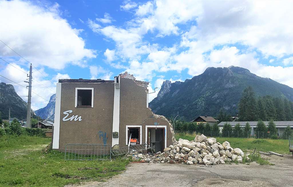 Ein abgerissenes Gasthaus vor der Kulisse des Traunsteins.