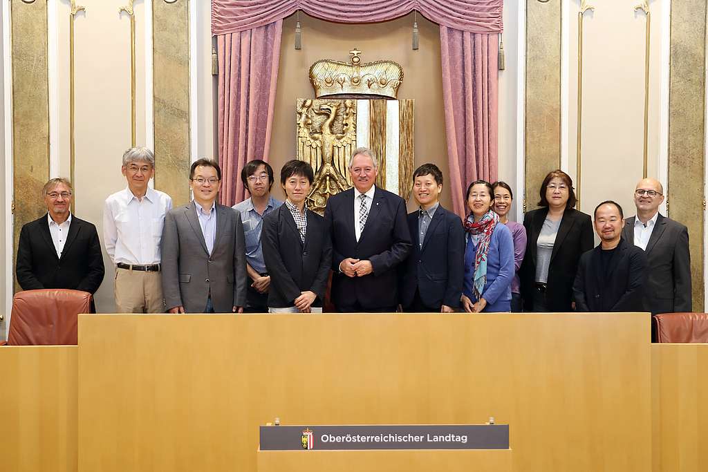 Gruppenfoto der Delegation aus Japan mit Landtagspräsident Sigl 