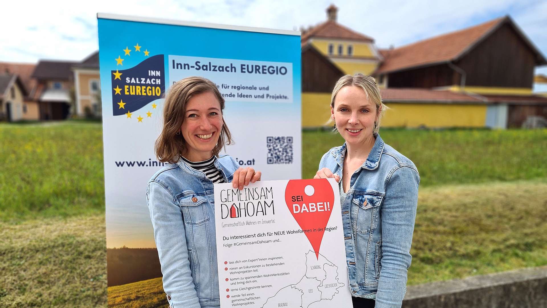 Stefanie Moser und Sandra Schwarz halten ein Plakat