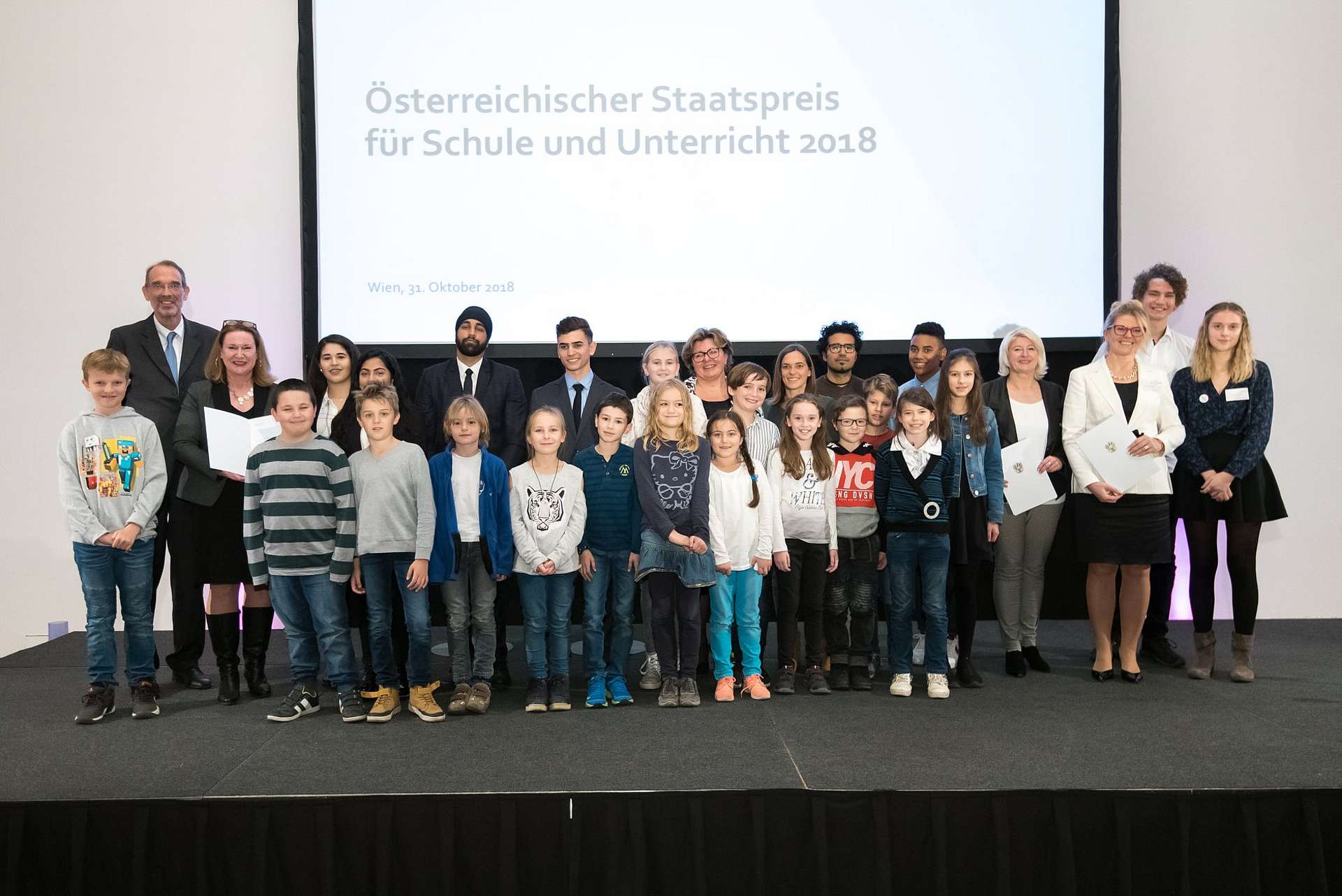 Gruppenfoto der Volkschüler Unterach mit Bundesminister Fassmann