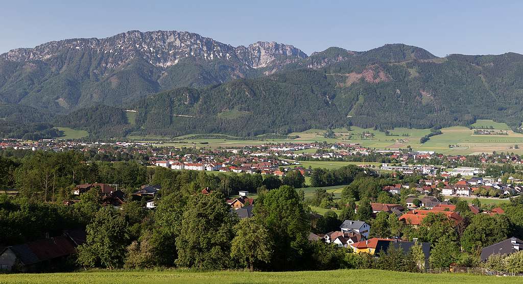 Ortsansicht der Gemeinde Micheldorf mit Bergen im Hintergrund