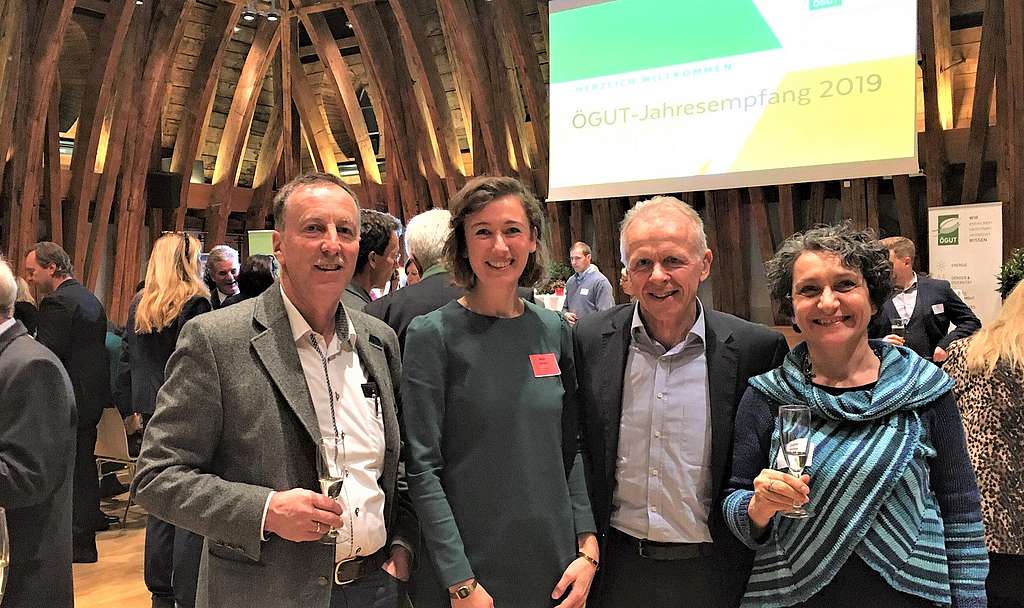 Vier Vertreter der Gemeinde Munderfing freuen sich über den ÖGUT-Umweltpreis.