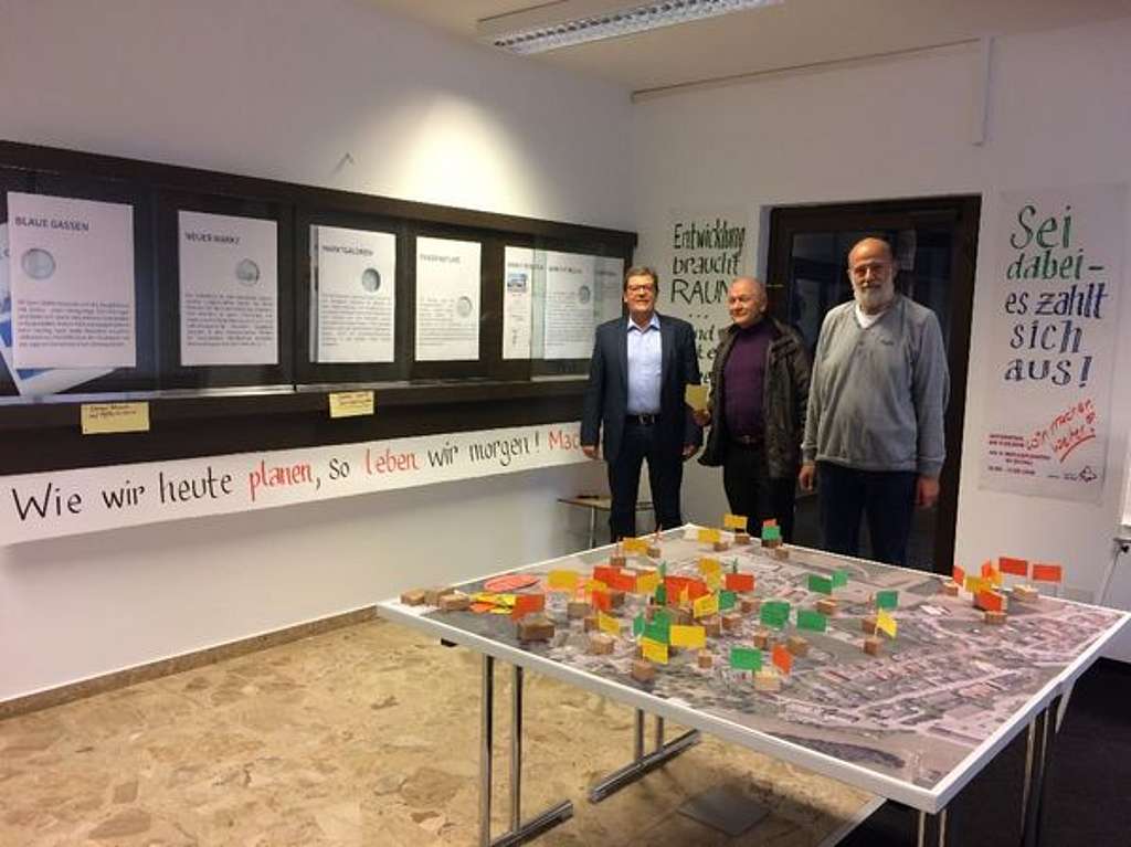 Raum im Amtshaus Gutau mit Darstellung von Themen und Ideen zur Gemeindeentwicklung